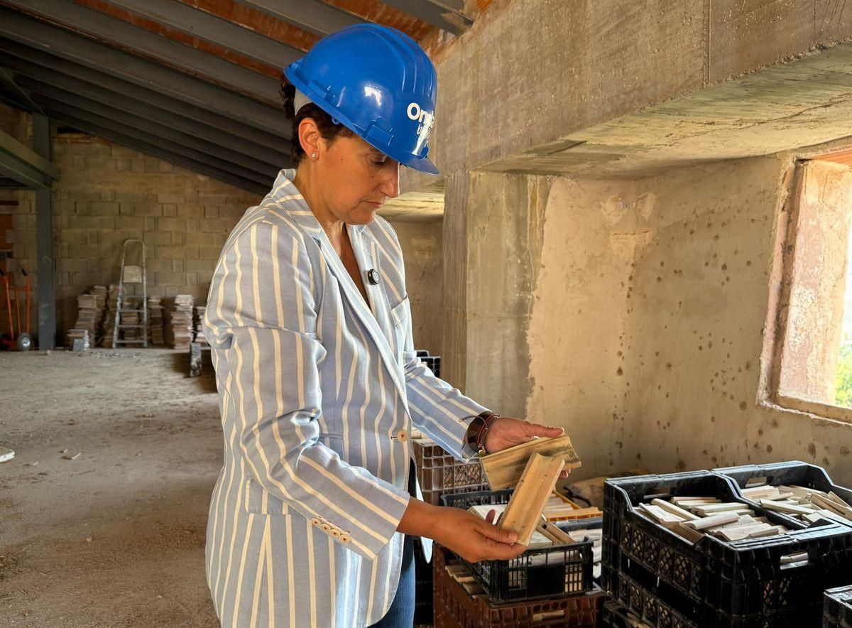 La alcaldesa de Onda, Carmina Ballester, en el interior de La Campaneta.