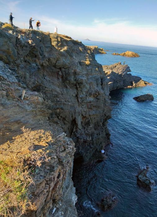 Un guardia civil salva la vida a una mujer que cayó por un acantilado de Cabo de Palos