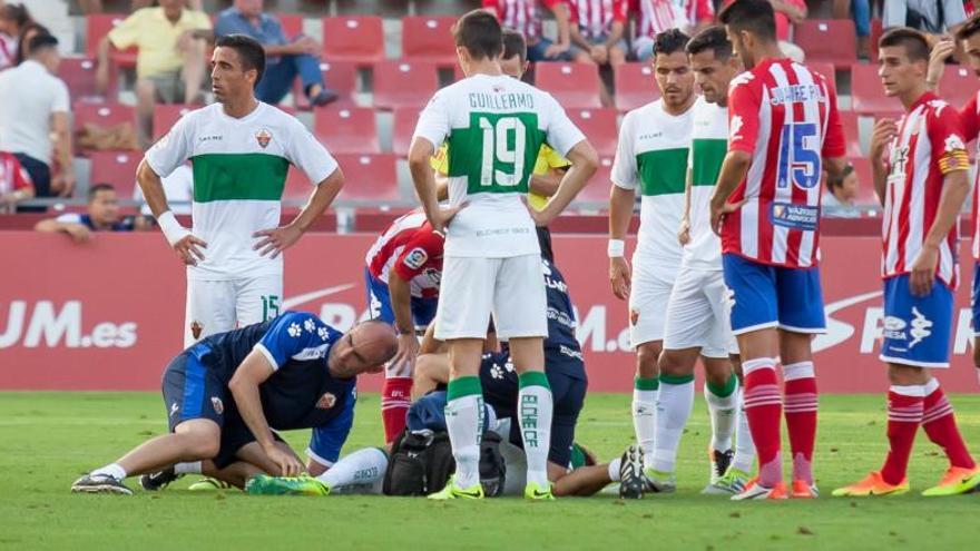 Mandi sufre una lesión en el ligamento cruzado de su rodilla derecha