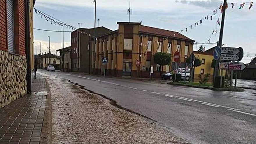 Frente a la plaza de la iglesia, las cunetas anegadas.