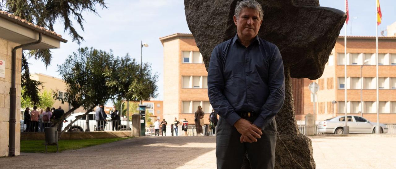 José Luis Martín, al lado del Colegio Universitario. |