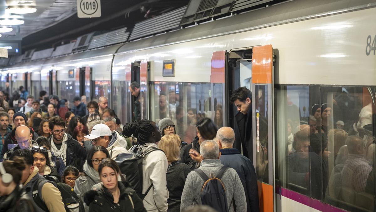 Pasajeros de Rodalies en la estación de Catalunya afectada a primera hora de la mañana por algunas incidencias tras la anulación de la huelga de Renfe. Fotografía de Jordi Cotrina