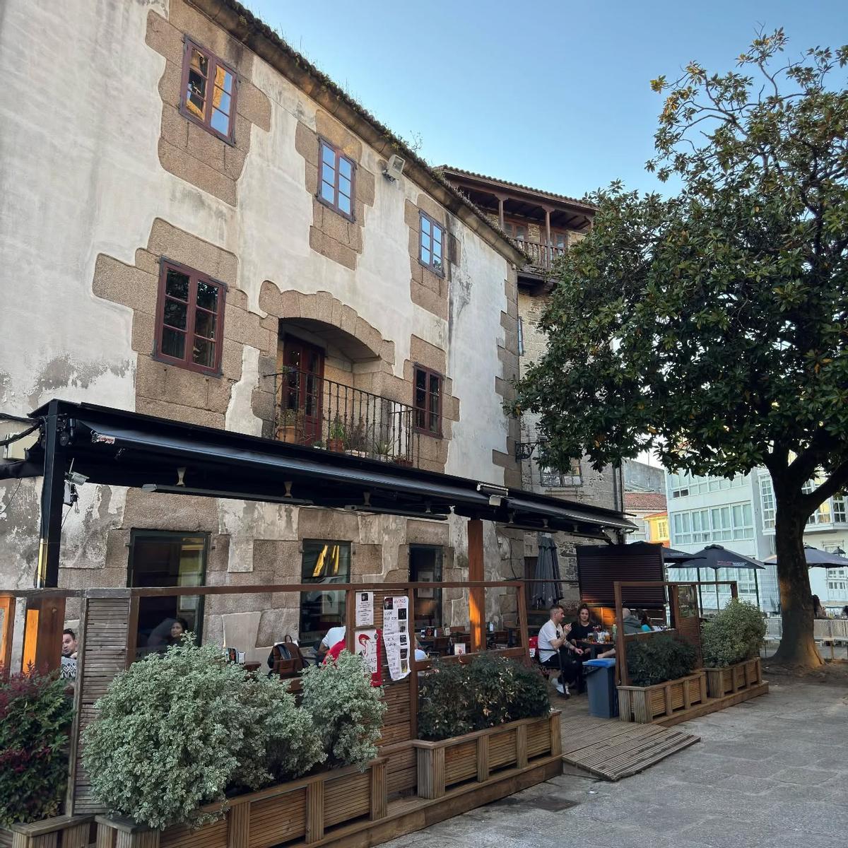 Terraza del Café Lanzós, en el casco histórico de Betanzos.