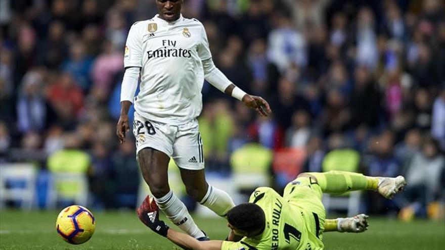 El VAR tapa la debacle de un Madrid dependiente de Vinicius