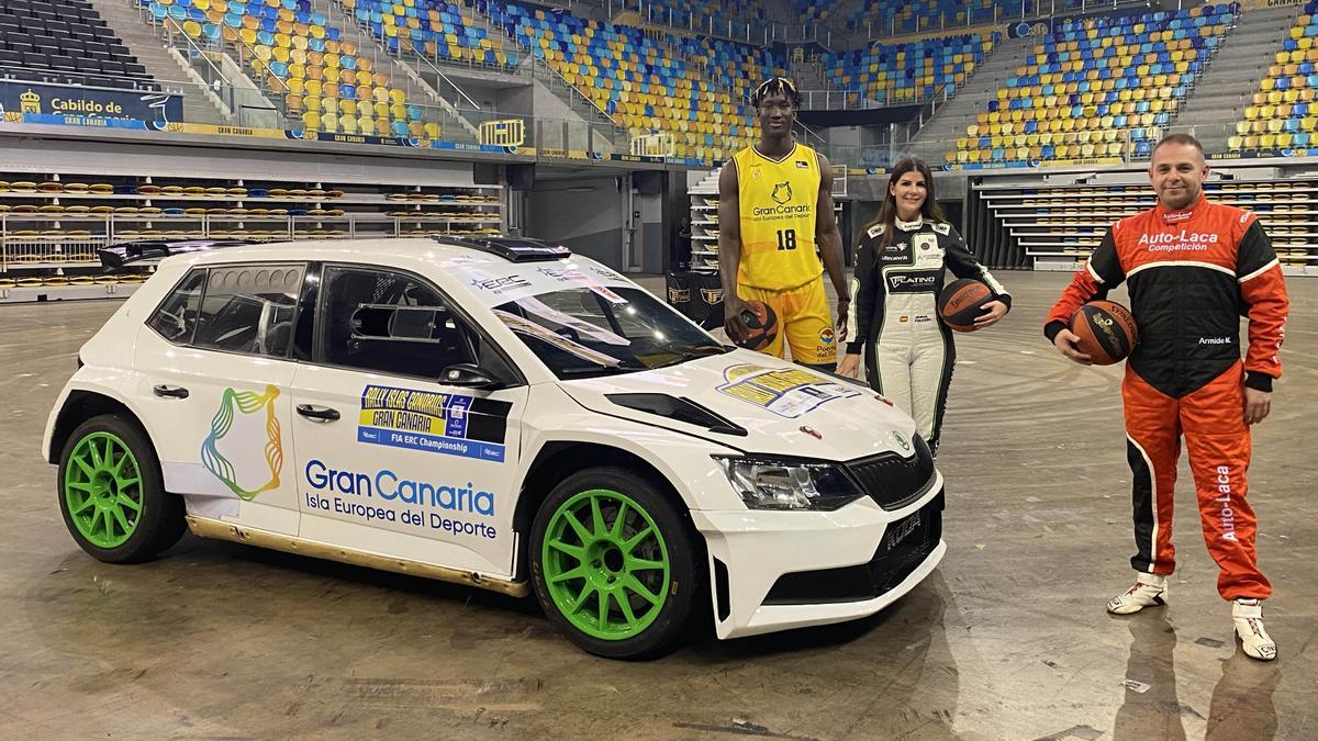 Khalifa Diop (izd.), Emma Falcón (centro) y Armide Martín, en la pista central del Arena junto al Skoda Fabia Rally2