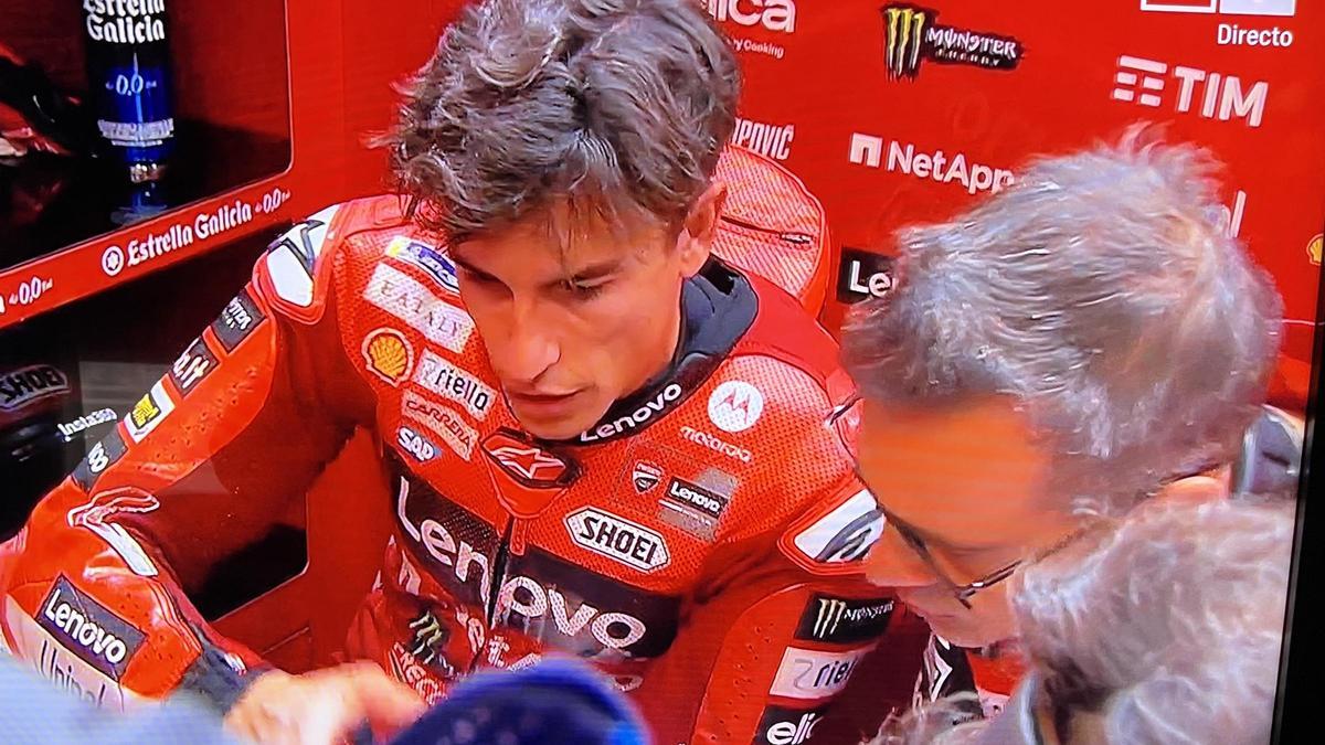 Marc Márquez (Ducati) dialoga con su ingeniero de pista tras lograr el mejor crono en Austin.
