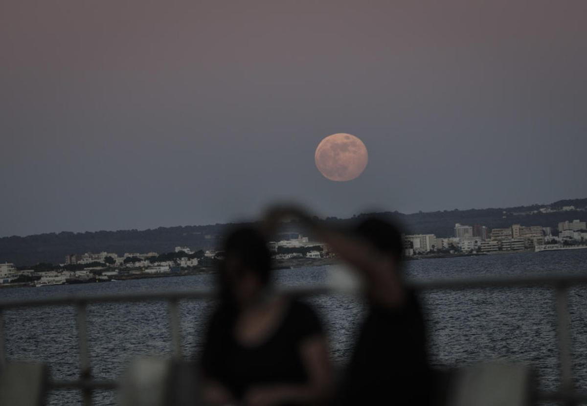 Der Erdbeermond verzückt Mallorca