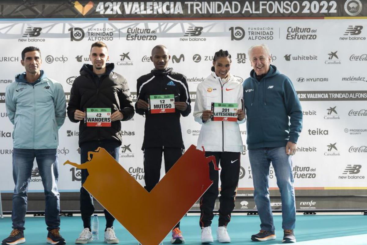 L’Hemisfèric acogió la presentación de los atletas élite internacionales y nacionales en un acto en el que algunos y algunas de los favoritos recibieron sus dorsales de manos de los seleccionadores, Marc Roig y José Antonio Redolat.