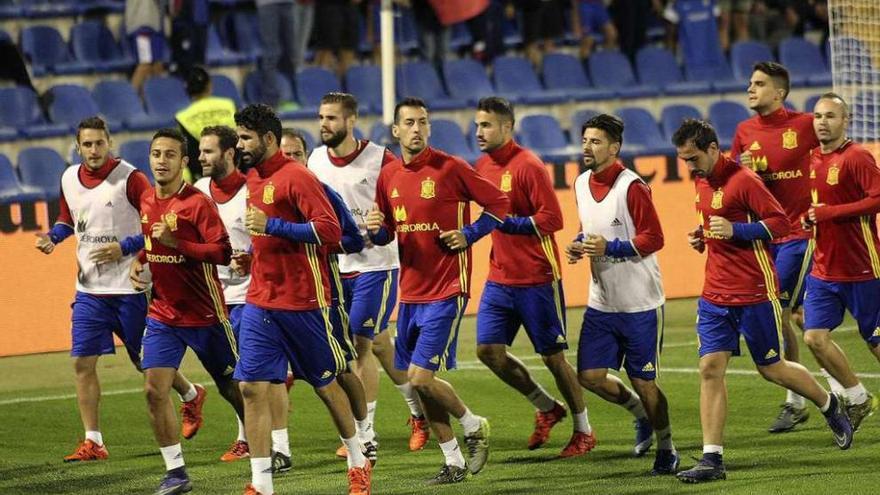 Nolito, con peto blanco, calienta con los otros internacionales en el entrenamiento en el Rico Pérez. // Morell