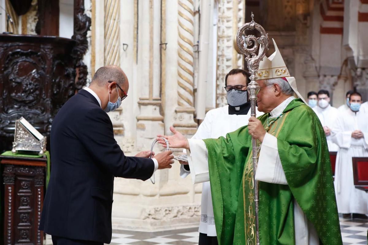 Olga Caballero y la junta directiva de la Agrupación de Cofradías toman posesión en la Catedral