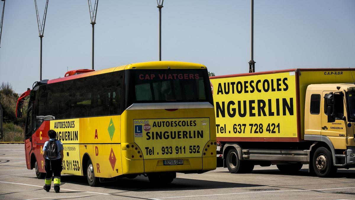 Autocares y camiones de una autoescuela de Barcelona