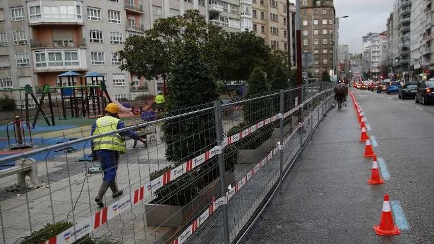 Los operarios, en faena ayer en la calle Venezuela. // Ricardo Grobas