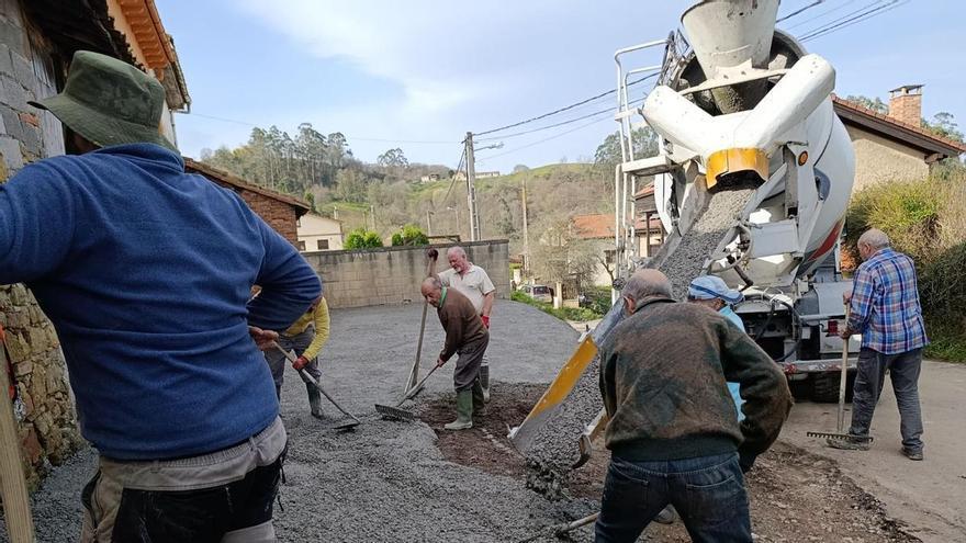 La última sextaferia sigue al pie del cañón en Molleo, en Siero: "Este es el mejor ejemplo de cómo se puede hacer pueblo"