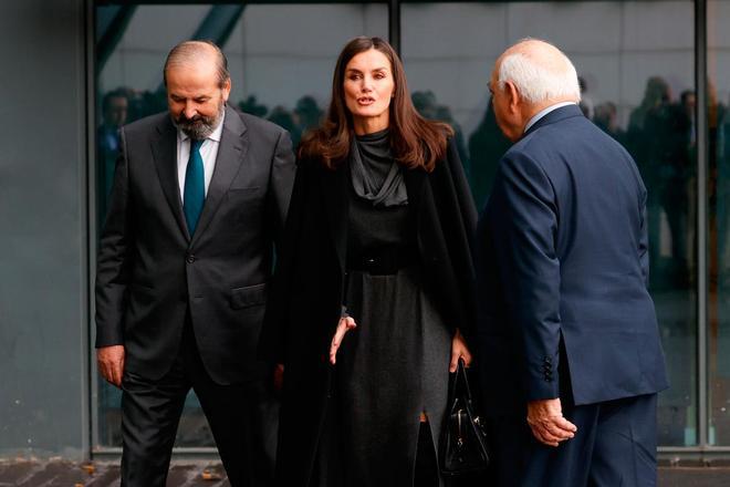 El vestido con abertura que la reina Letizia combina con botas 'over the knee'