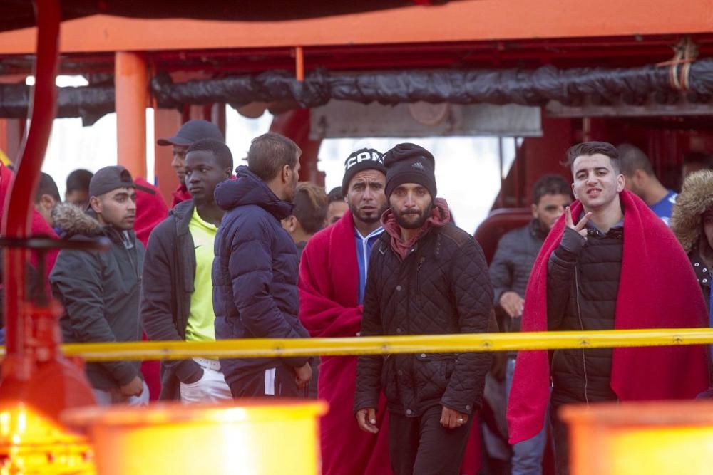 Llegada al puerto de Cartagena de los inmigrantes rescatados en el mar