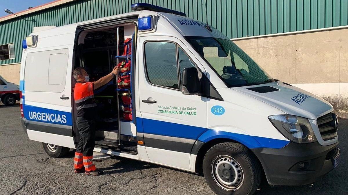 Equipos sanitarios de La Carlota se han desplazado al lugar del accidente.