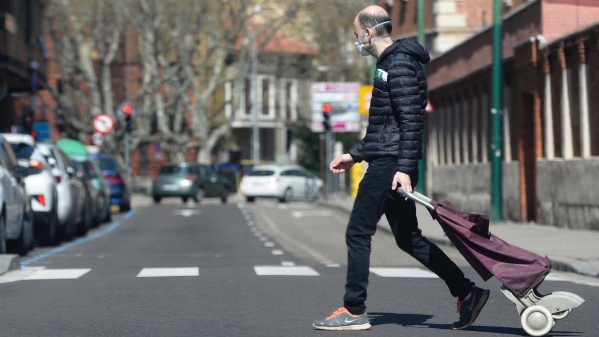 Un hombre con mascarilla en Valladolid.