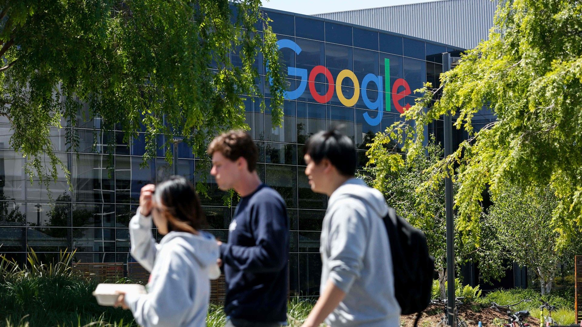 Gente pasa por delante de la sede de Google en Mountain View, en California.