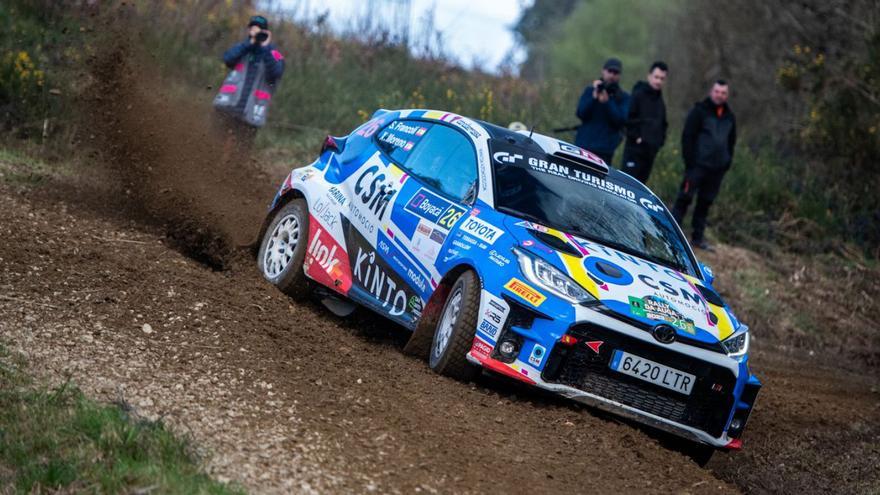 arriba, sergi francolí con el toyota GR yaris. al lado, javier villa.