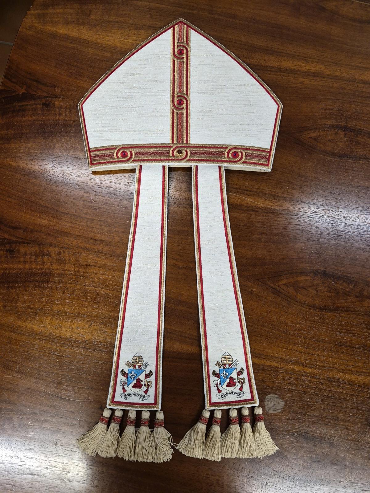 La mitra incorpora el escudo del Santo Padre