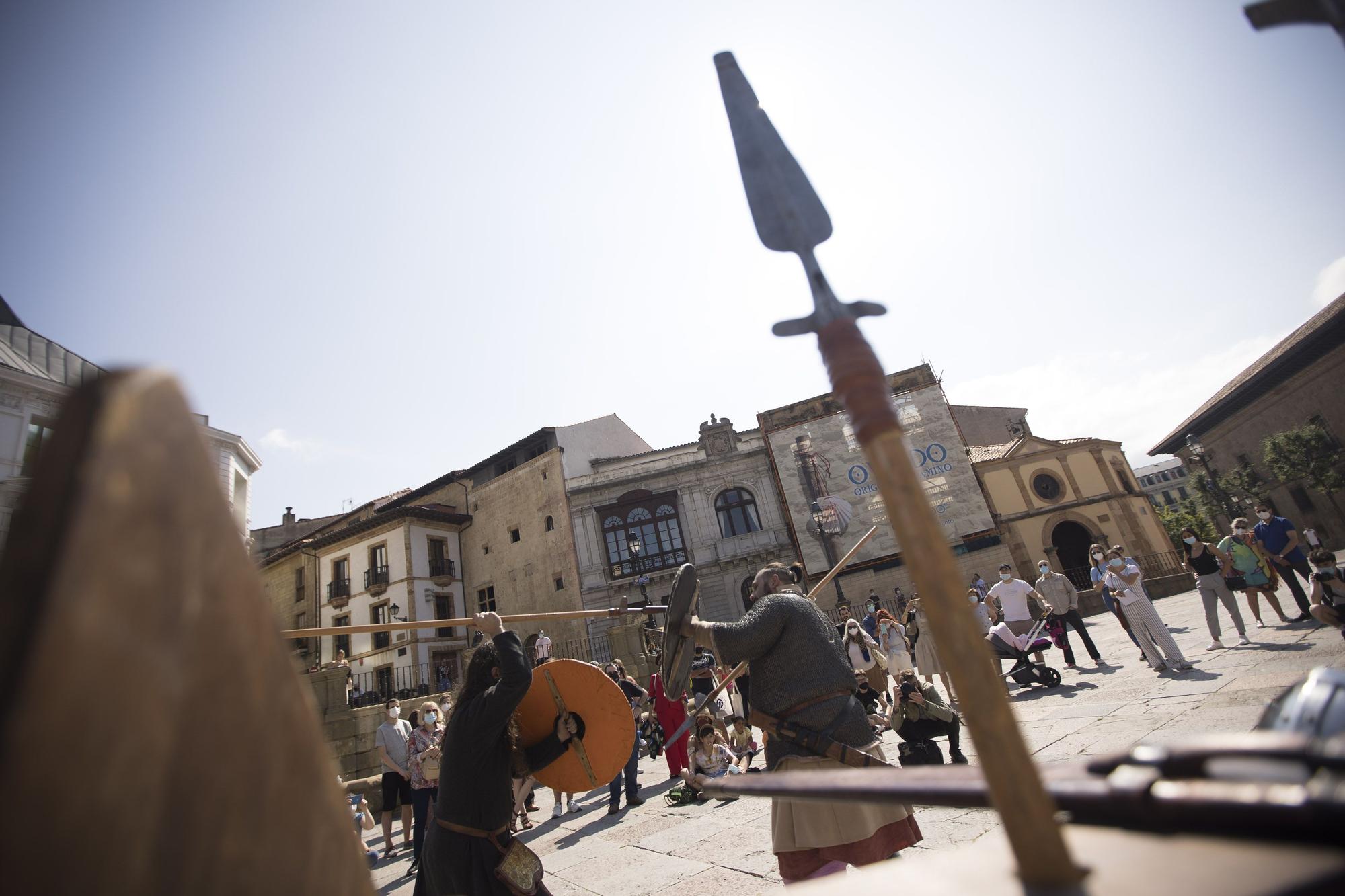 Duelo de espadas a los pies de la Catedral de Oviedo