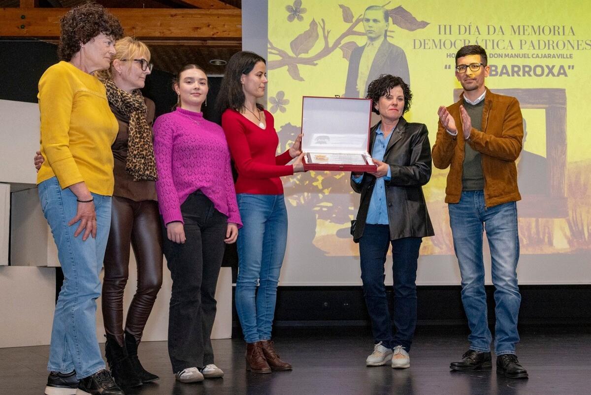 El regidor de Padrón, derecha, en la entrega de la placa a los familiares de Barbarroxa