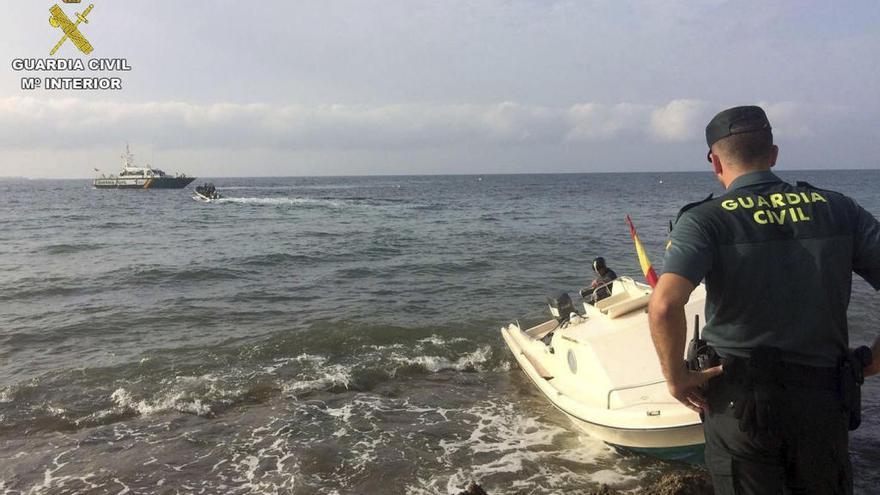 Diez inmigrantes llegan a las  costas de Santa Pola en una patera
