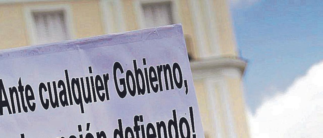 Un jubilado, en una protesta en defensa de las pensiones. | José Luis Roca