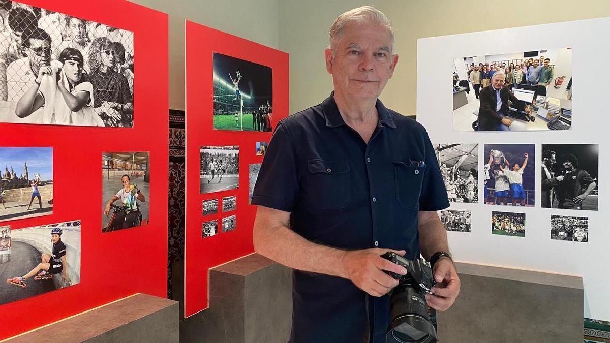 Ángel de Castro, ante sus fotos de la exposición que se puede disfrutar estos días