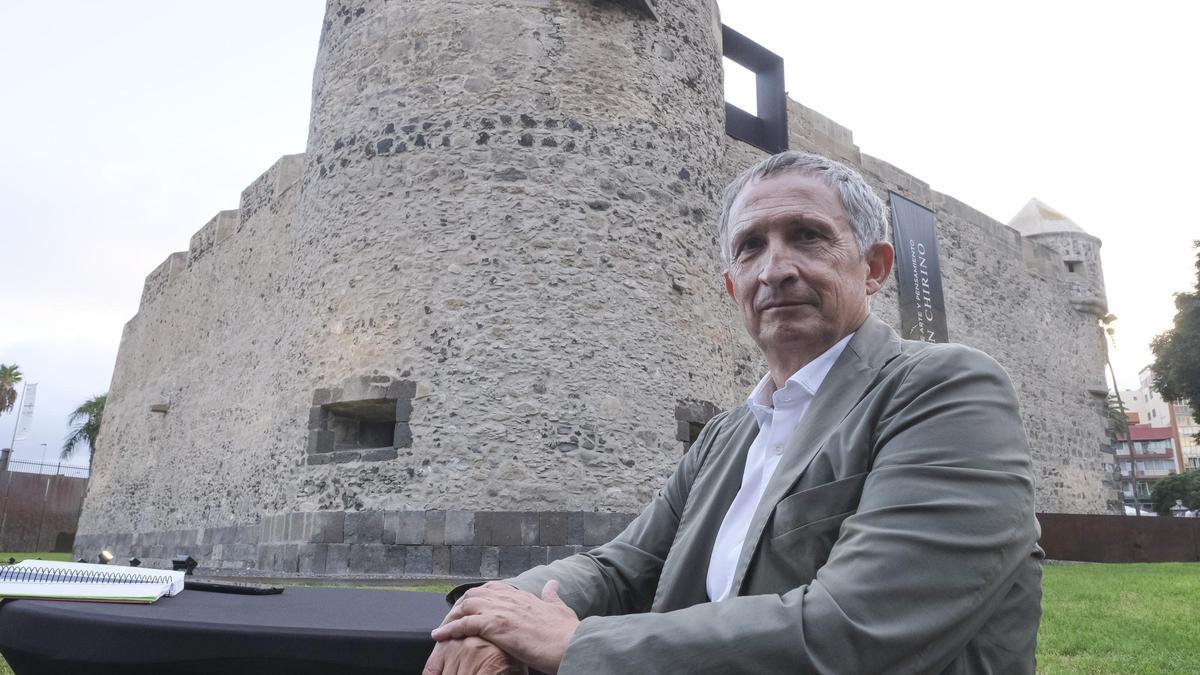 El arquitecto Enric Batlle, este jueves, en el Castillo de La Luz, donde presentó el proyecto AWA con motivo de la Semana de la Arquitectura.