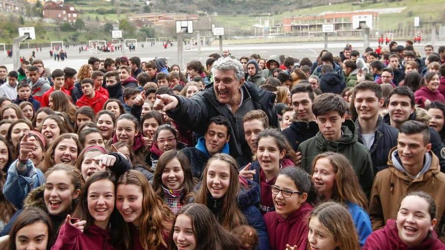 Arriba, Fernando Romay, ayer, con los alumnos del Loyola. Abajo, con Andrea Dolado, antes de leer un manifiesto por la paz.