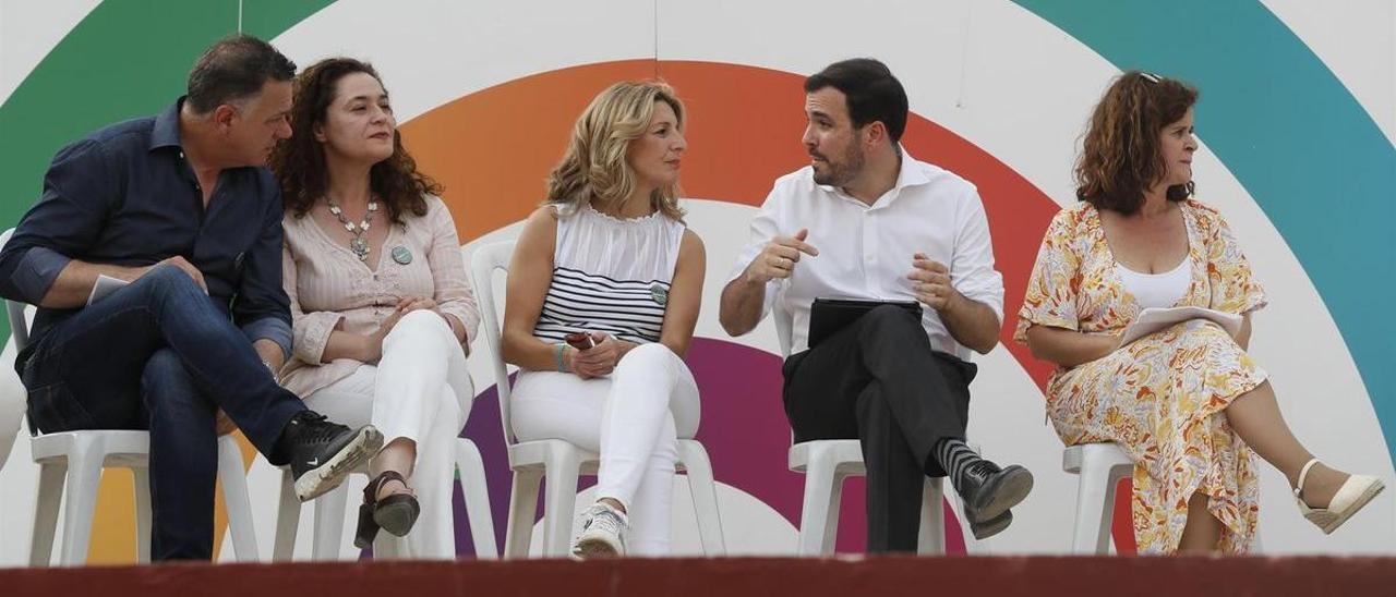 Yolanda Díaz junto a Alberto Garzón, Inmaculada Nieto y Juan Antonio Delgado, entre otros.