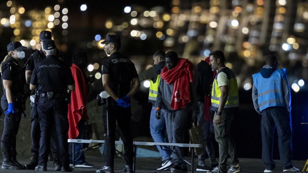 Auxilian a más de 200 nuevos inmigrantes que viajaban en dos cayucos a Canarias