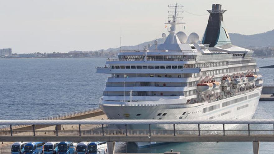 El ´Artania´ quedó amarrado en el dique de es Botafoc tras visitar Formentera.