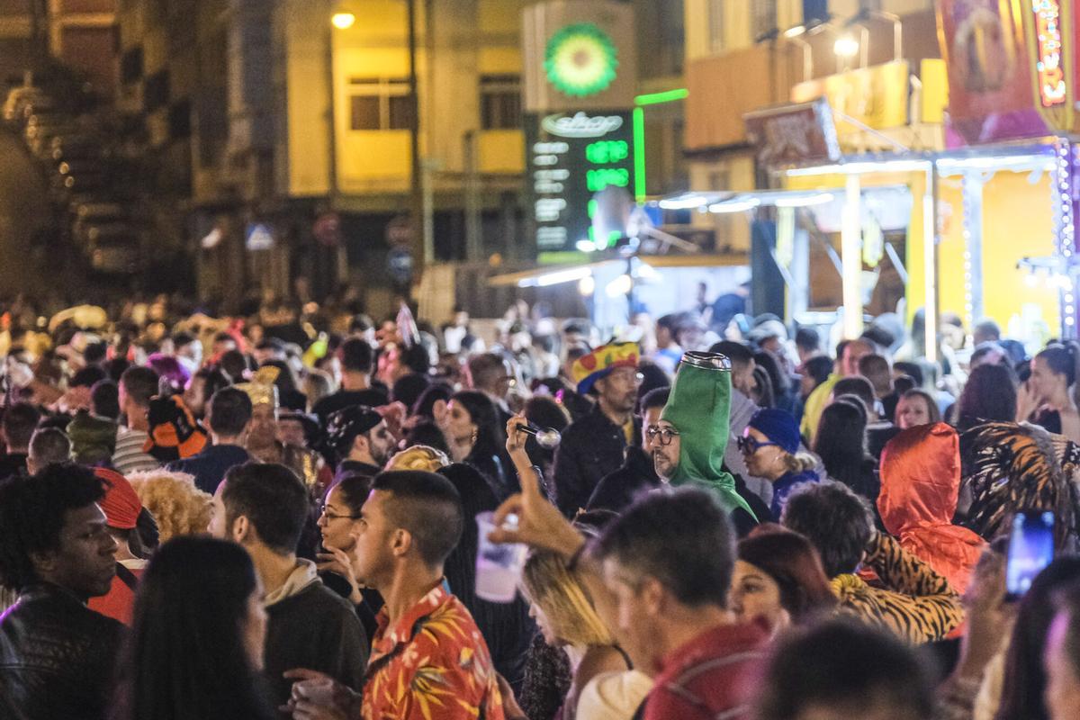 Carnaval de noche en Manuel Becerra en 2024.