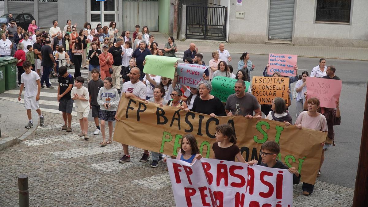 Protesta en Carral contra la "imposición" de la FP