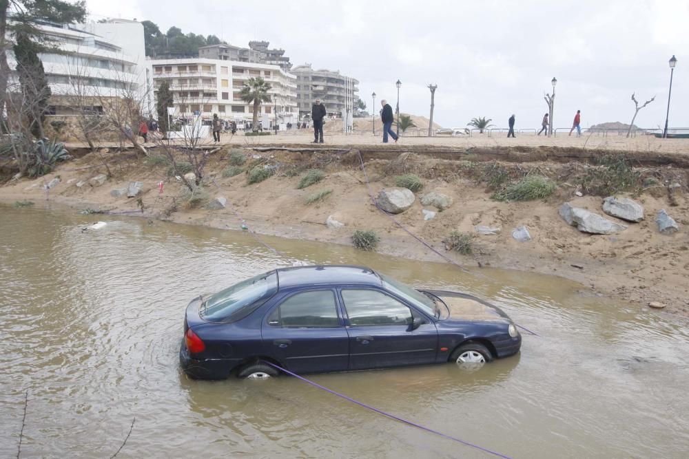 Un vehicle atrapat a l'aigua a Tossa de Mar