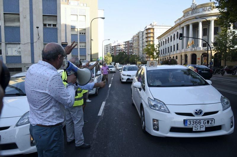 Las mejor imágenes de la jornada de movilización del taxi en Zaragoza