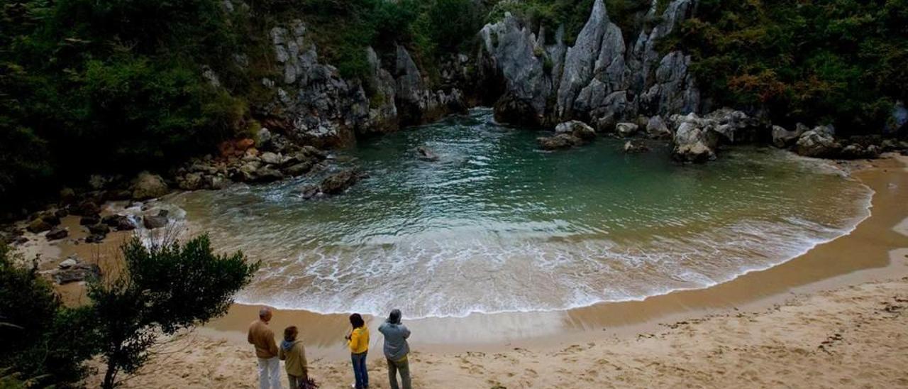 La playa de Gulpiyuri, en Naves de Llanes, declarada monumento natural.