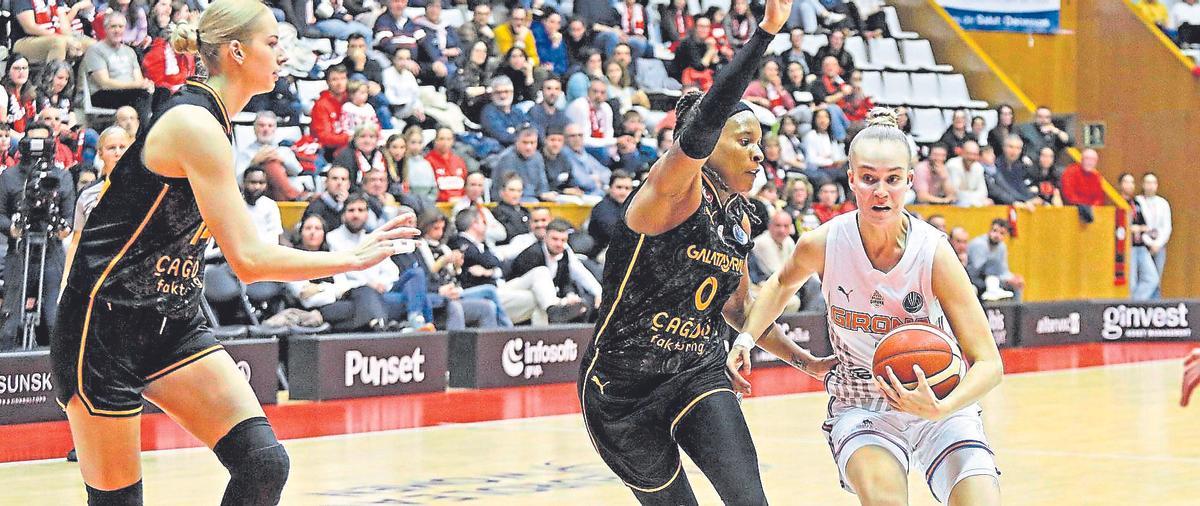 Jocyte buscant la cistella amb l’oposició de Juhasz i Smalls, del Galatasaray, en el darrer partit d’Eurolliga disputat fins ara.