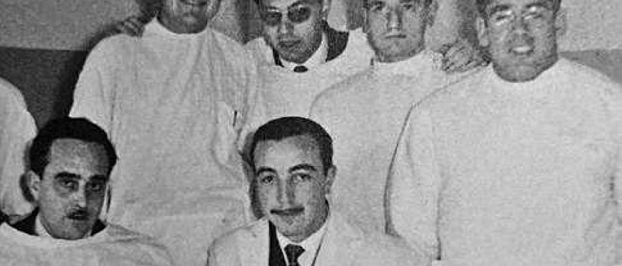 Aurelio Gutiérrez junto a colegas de Medicina.