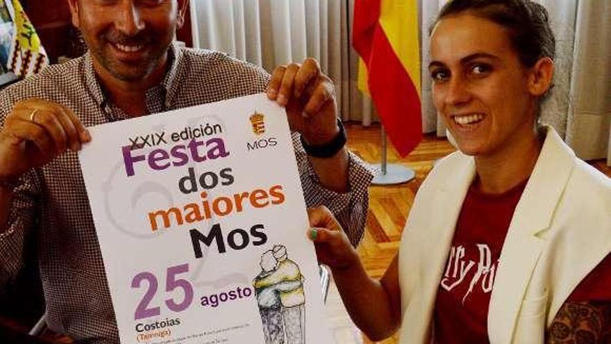 El teniente de alcalde, Camilo Augusto, y la edil de Participación, Begoña Toucedo, presentan el cartel de la Festa dos Maiores. // D.P.