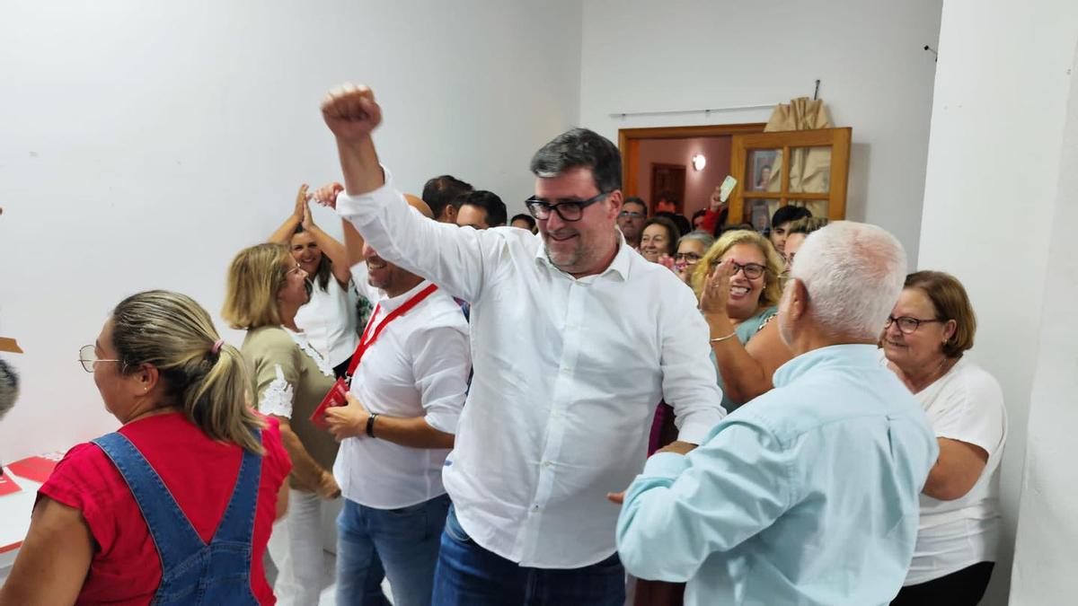 Isidro Pérez celebra la mayoría absoluta del PSOE en San Bartolomé