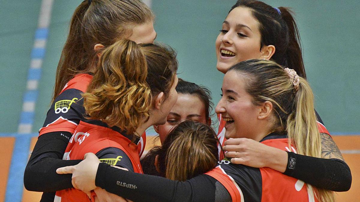 Las jugadoras del senior femenino del Xàtiva Voleibol celebran un punto. | CLUB VOLEIBOL XÀTIVA