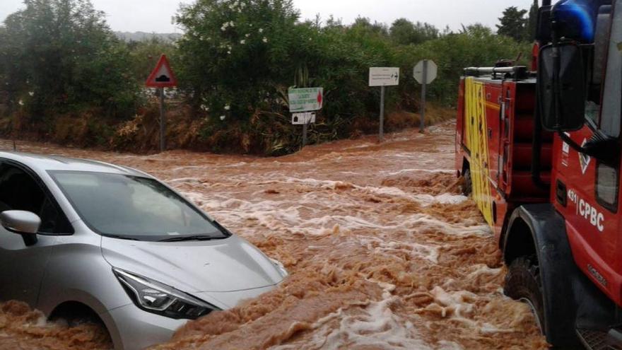 Rescatan a los ocupantes de tres coches atrapados por las fuertes lluvias en Benicarló