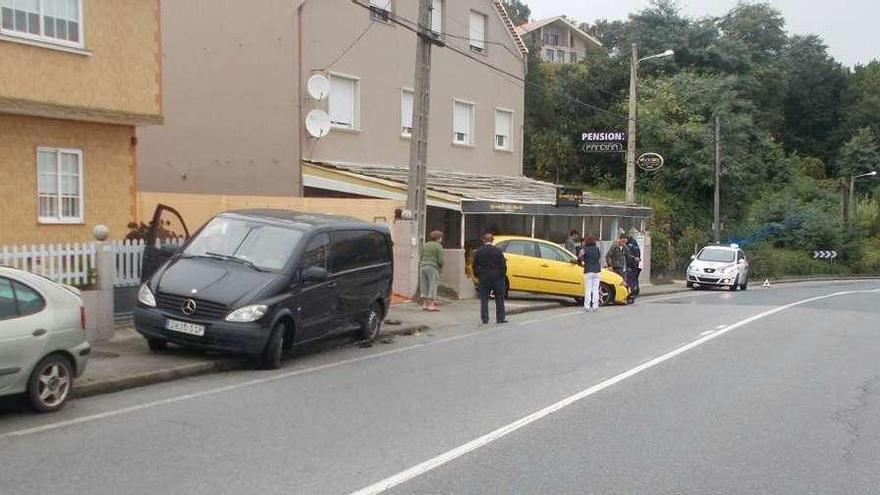 El Seat Ibiza, empotrado en la entrada del restaurante tras impactar contra el vehículo oscuro. // S.Á.