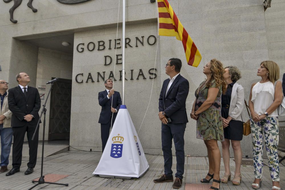 20/08/17.LAS PALMAS DE GRAN  CANARIA. El presidente del Gobierno de Canarias, Fernado Clavijo, izó la bandera de Cataluña por el atentado de Barcelona y Cambrils, frente a la sede de Presidencia en Las Palmas de Gran Canaria. FOTO: J. PÉREZ CURBELO