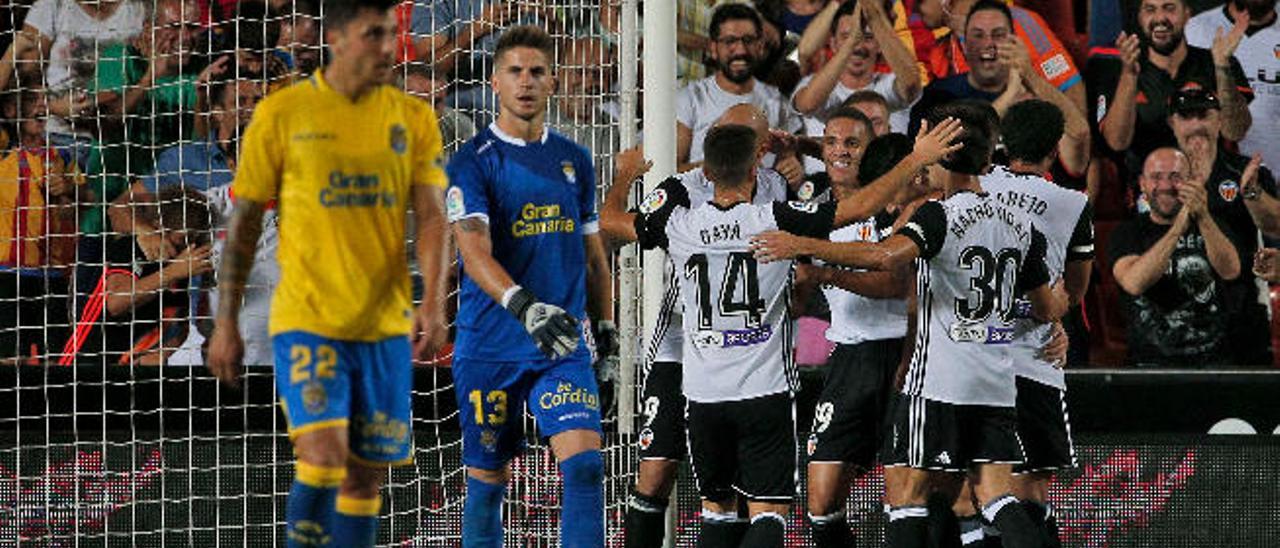 Ximo Navarro, a la izquierda, y Leandro Chichizola, a su lado, instantes después del gol de Simone Zaza para el Valencia.