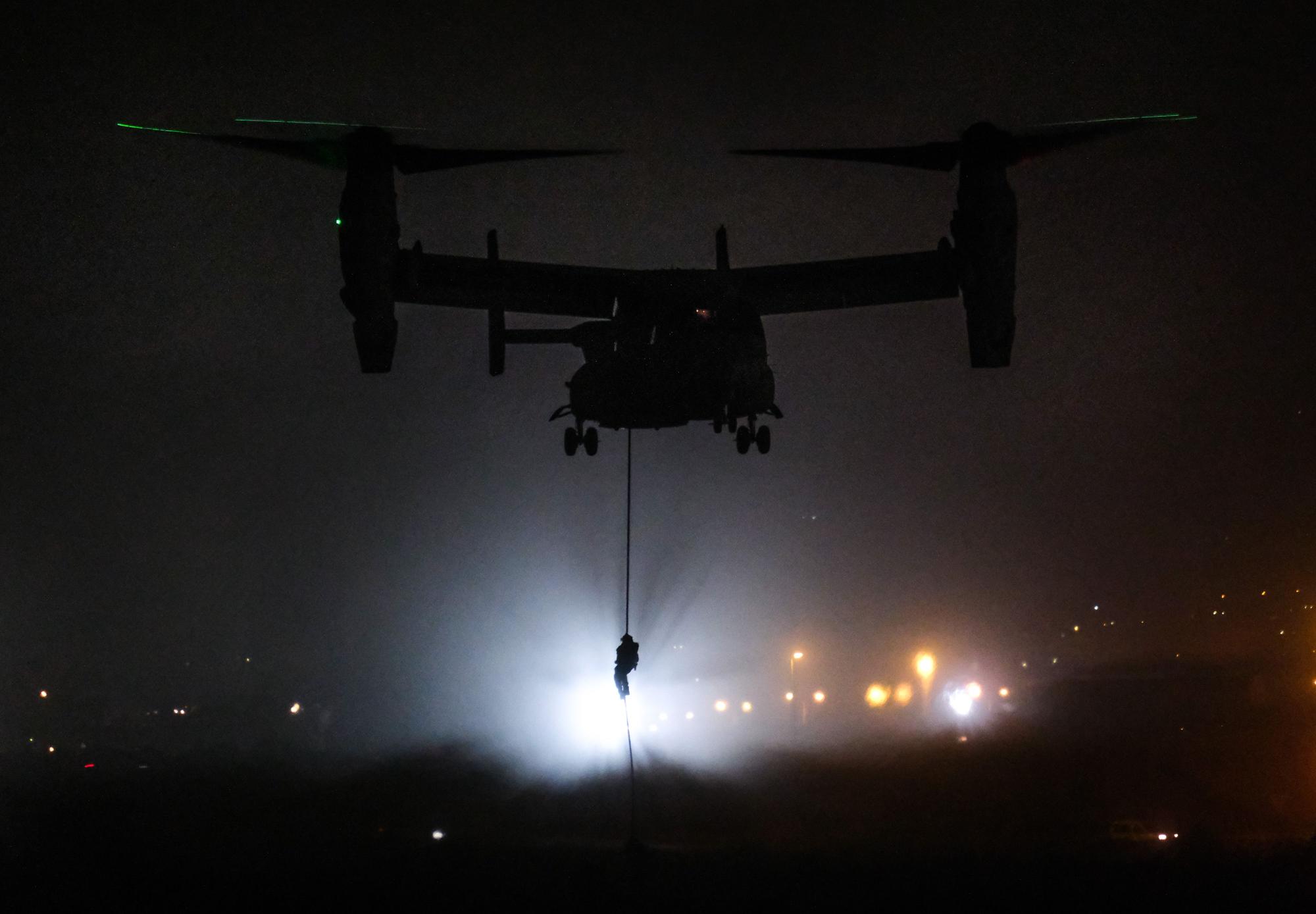 Militares del MOE (Mando de Operaciones Especiales) realizan unas maniobras de entrenamiento junto a marines americanos con el singular avión modelo Osprey