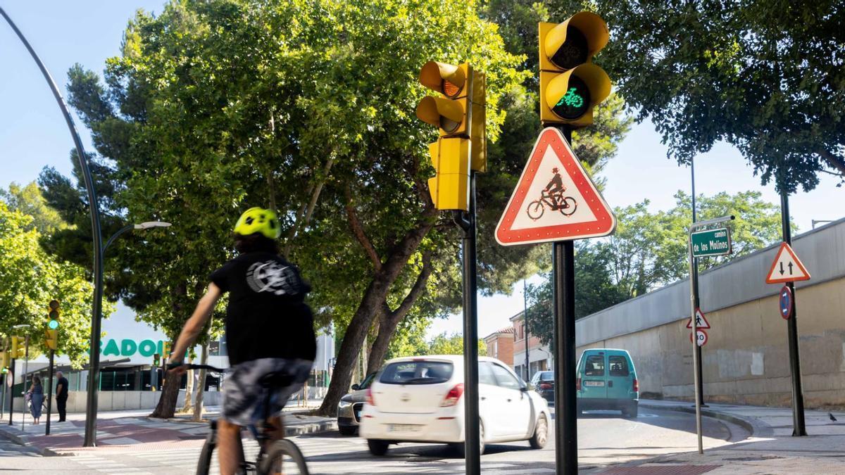 Las señales se iluminan cuando se acerca un ciclista al cruce.
